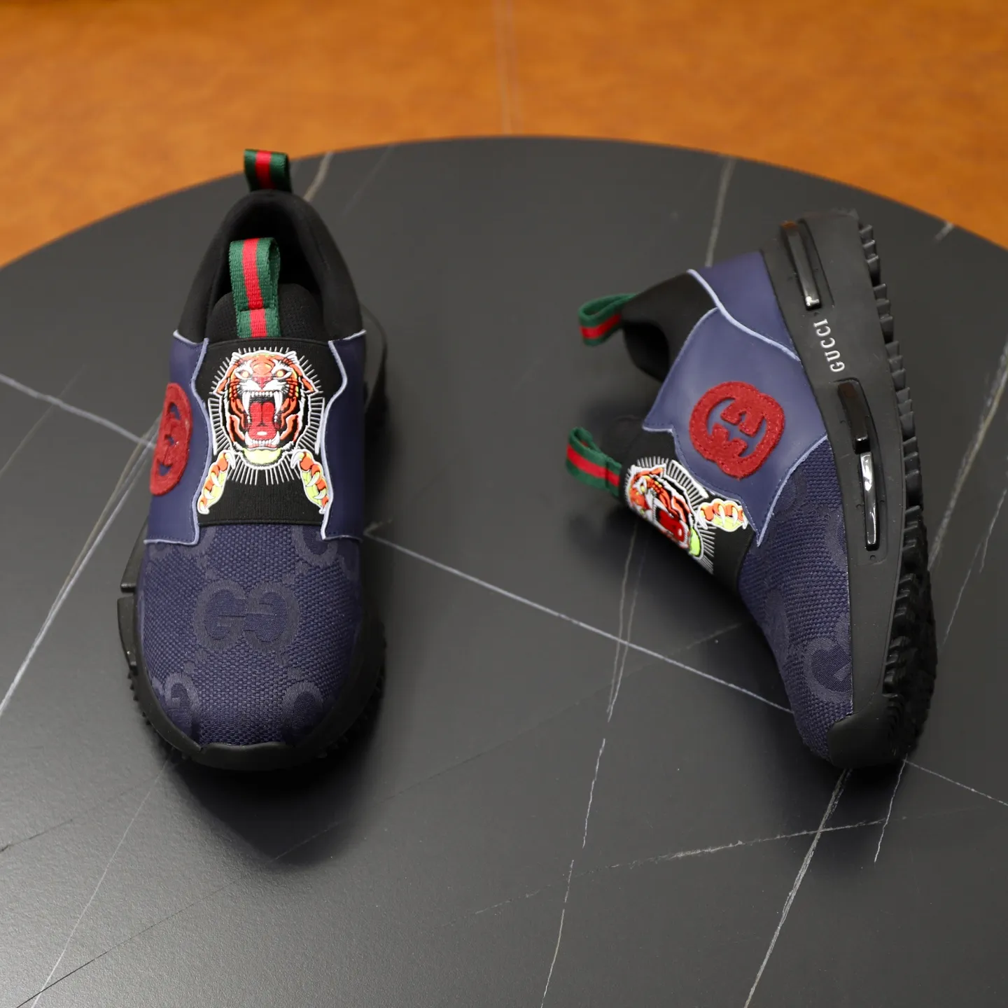Ex-factory price: 462💰🙅‍♂️🙅‍♂️🙅‍♂️ Brand: GUCCI Standard code: 38-44 (45 customized) Grade: Same as the official website Material: Original cowhide material spliced with brand cloth Comfortable and breathable lining Lightweight and wear-resistant sports outsole Style category: Men's fashionable casual shoes Running sports shoes Distinguished luxury brand elements Top luxury color: actual picture color